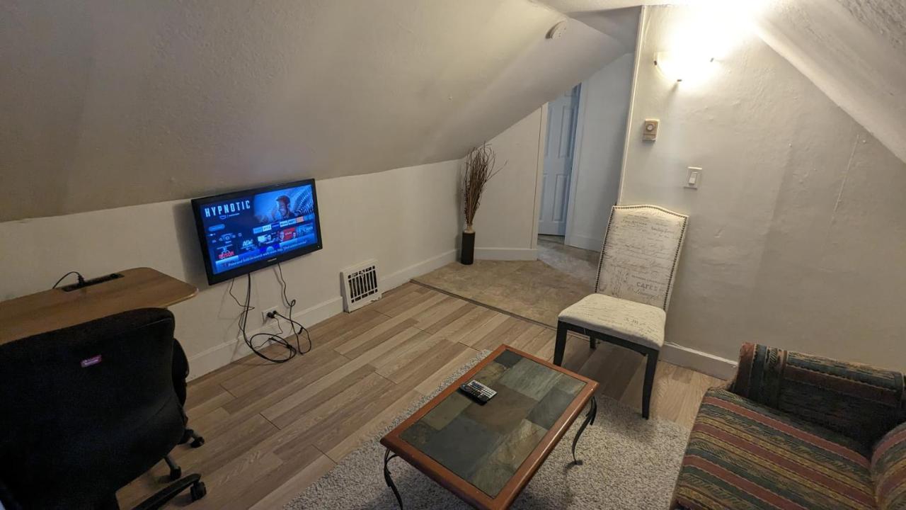 Cozy Downtown One Bedroom Free Parking Кингстон Экстерьер фото