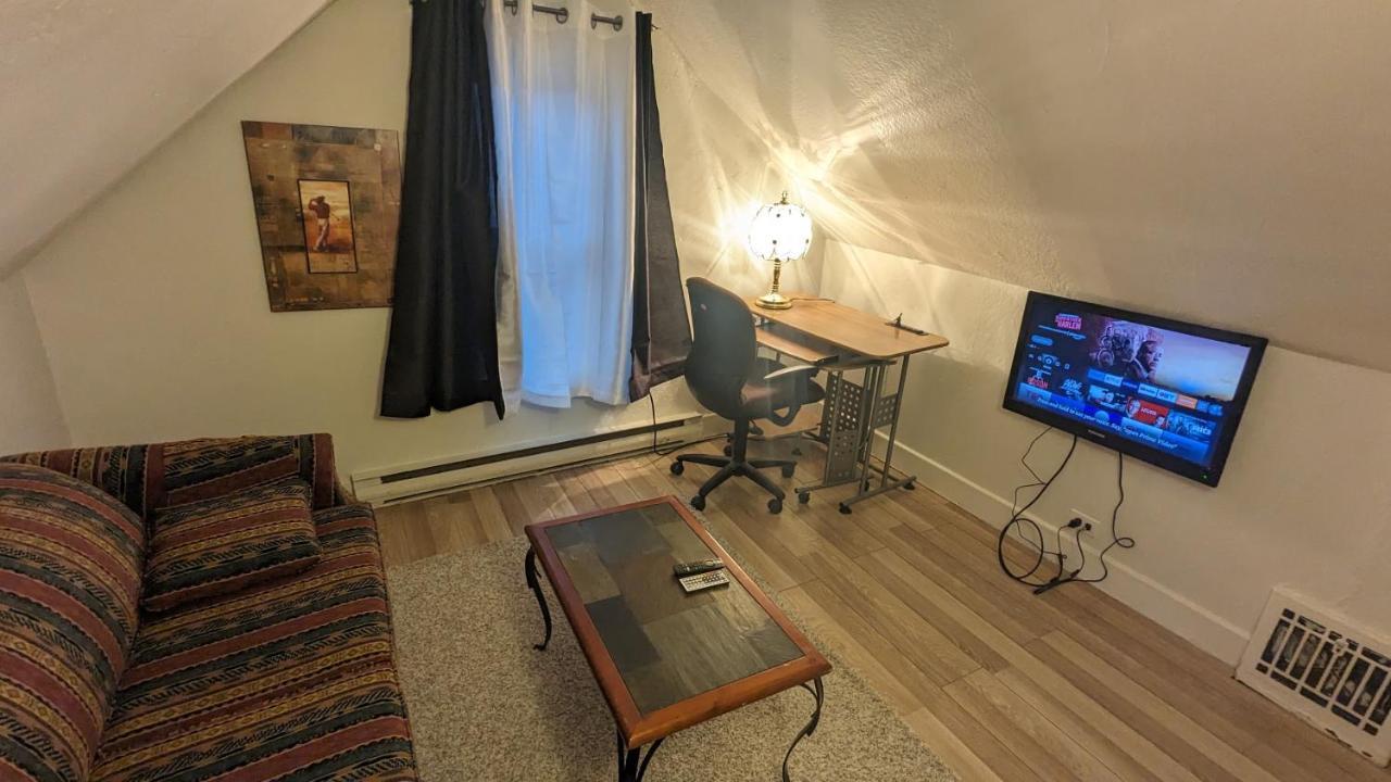 Cozy Downtown One Bedroom Free Parking Кингстон Экстерьер фото