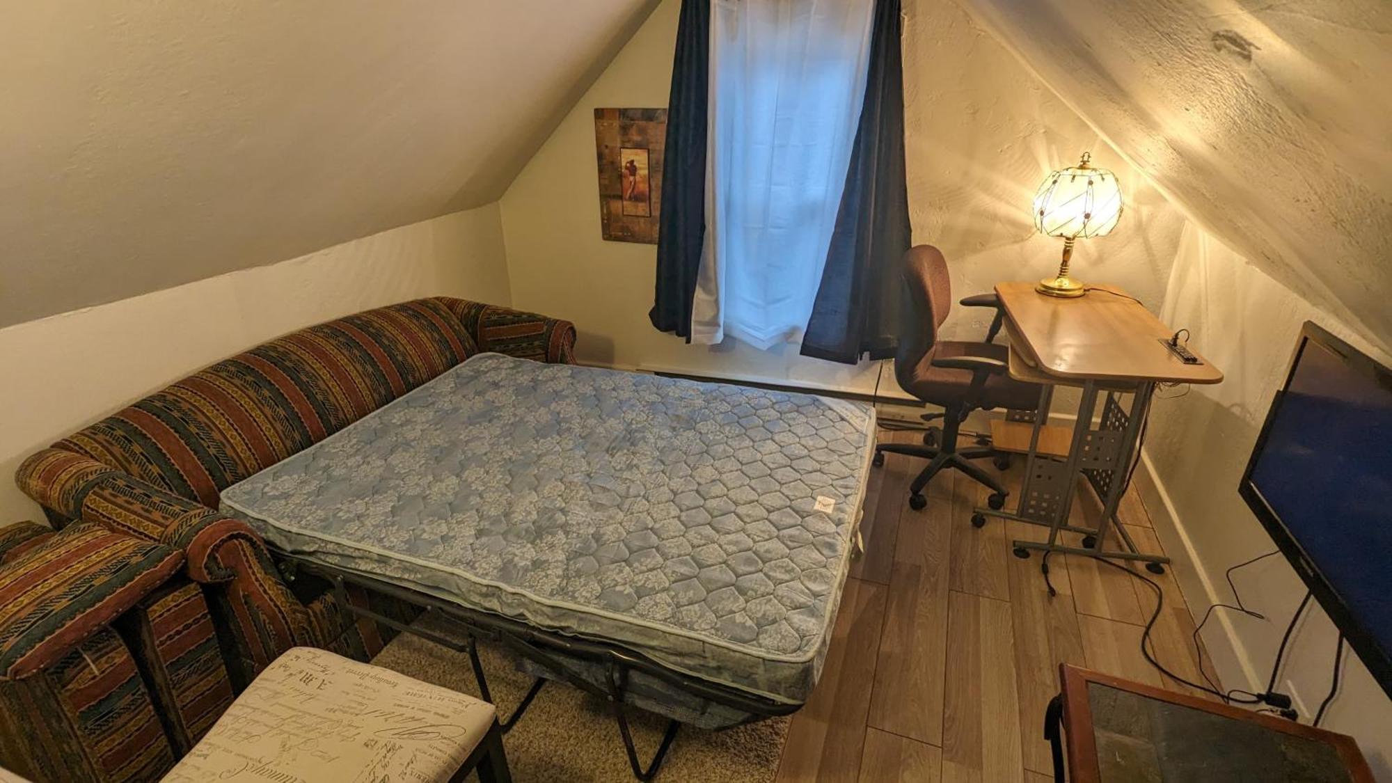 Cozy Downtown One Bedroom Free Parking Кингстон Экстерьер фото