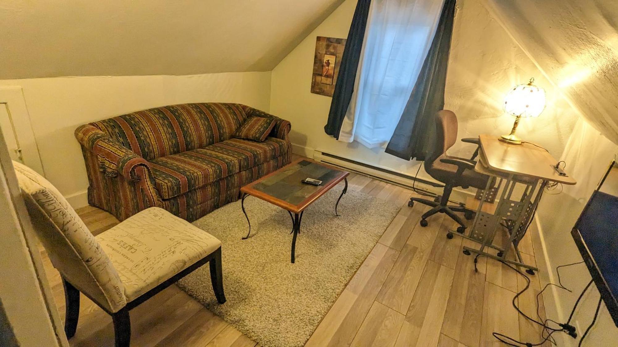 Cozy Downtown One Bedroom Free Parking Кингстон Экстерьер фото